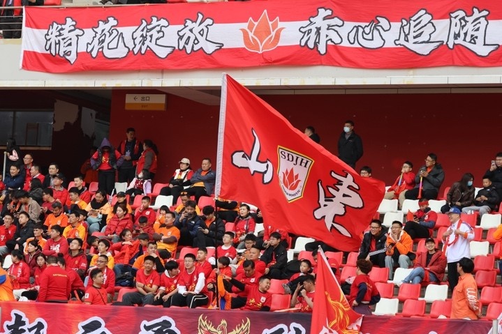 主場(chǎng)上萬(wàn)名球迷的吶喊助威，給山東體彩女足征戰女超增添了能量與動(dòng)力